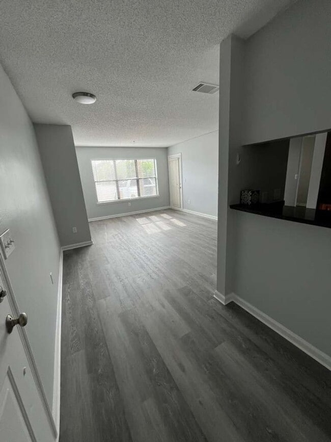 Building Photo - Cute 2 bedroom 1 bathroom condo! Freshly painted! New flooring!