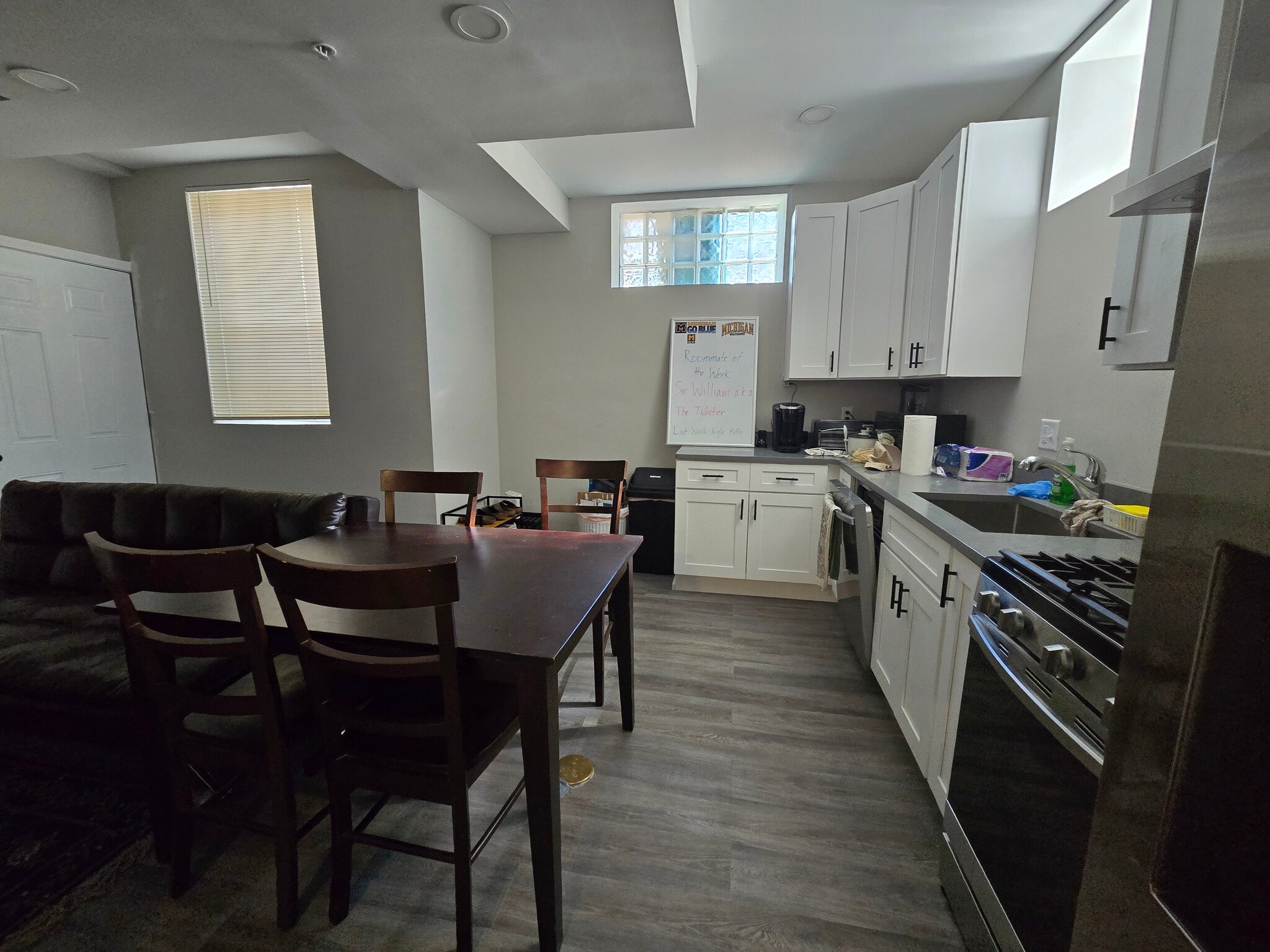 Building Photo - 328 Thompson St