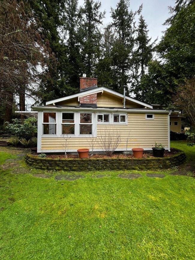 Building Photo - Well Maintained, Cozy, Furnished, Hansville Home on 3/4 Acre Lot!