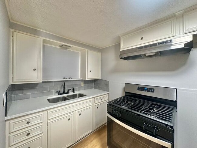 Building Photo - 1 Bed 1 Bath at Broadway Apartments! All B...