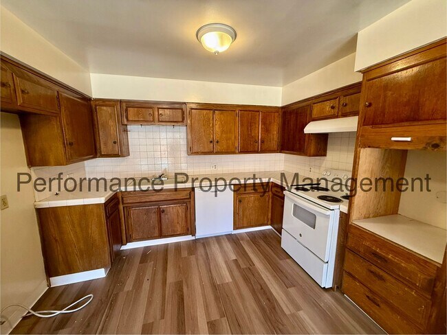 Building Photo - 5060 Easton Dr