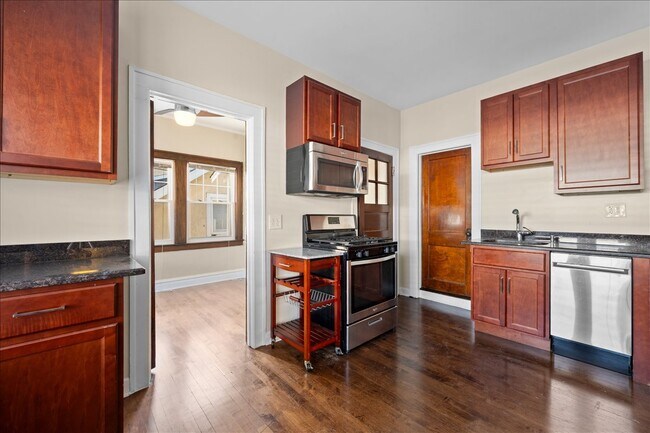 Building Photo - 913 Green Bay Rd