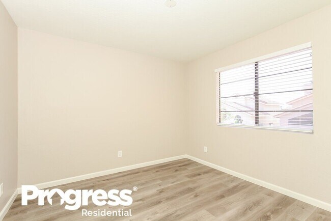 Building Photo - 4546 E Villa Theresa Dr