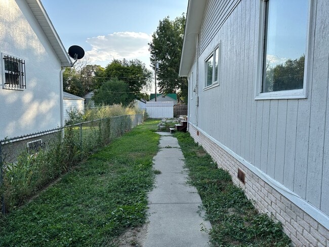 Building Photo - 4 bedroom, 1 bath. Pets Ok, Remodeled in 2...