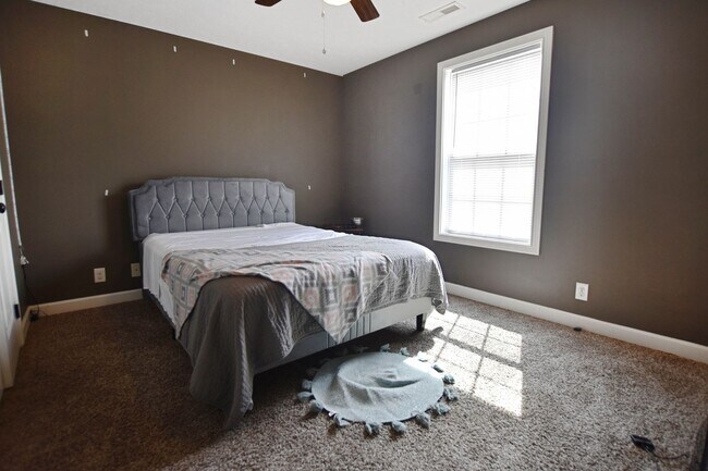 Building Photo - Pet Friendly Four Bedroom with Bonus!
