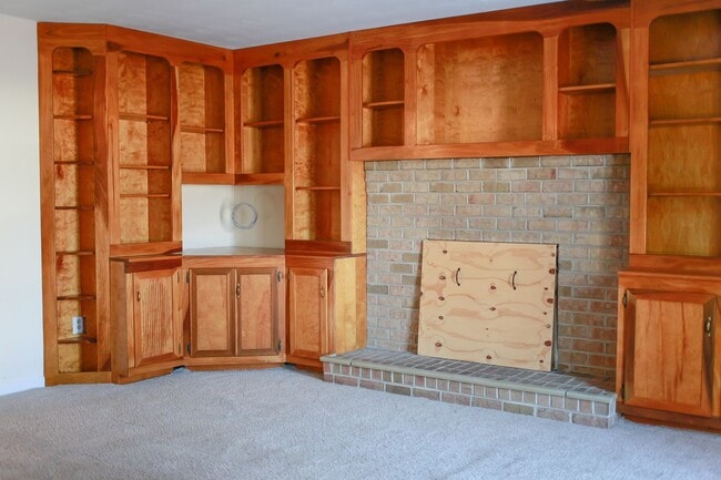 Building Photo - Spacious 4BR Home with a Fenced Yard & Jetted Tub