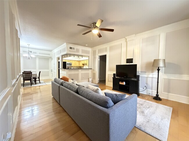 Building Photo - 2255 Braeswood Park Dr