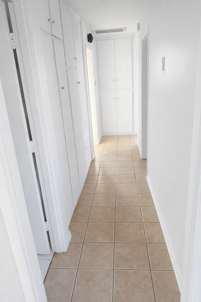 Building Photo - 526 E Nugent St