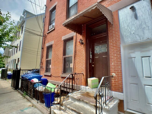 Building Photo - 206 4th St