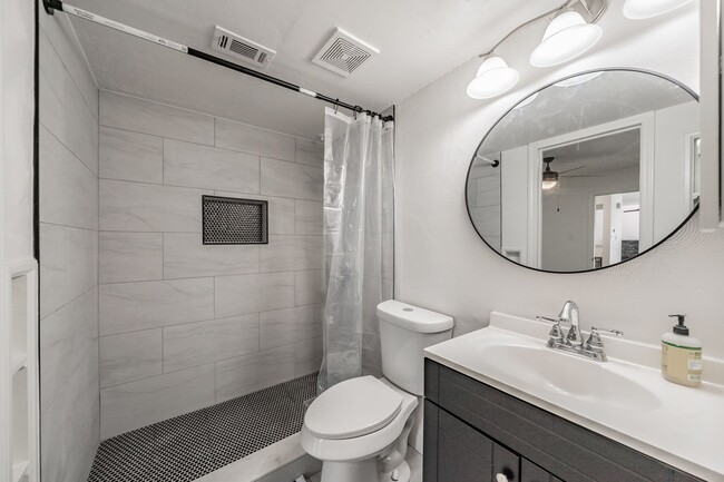 Building Photo - Updated 1-Bedroom Condo in Gated Community...