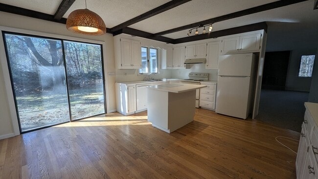 Building Photo - 10 Sherwood Ave