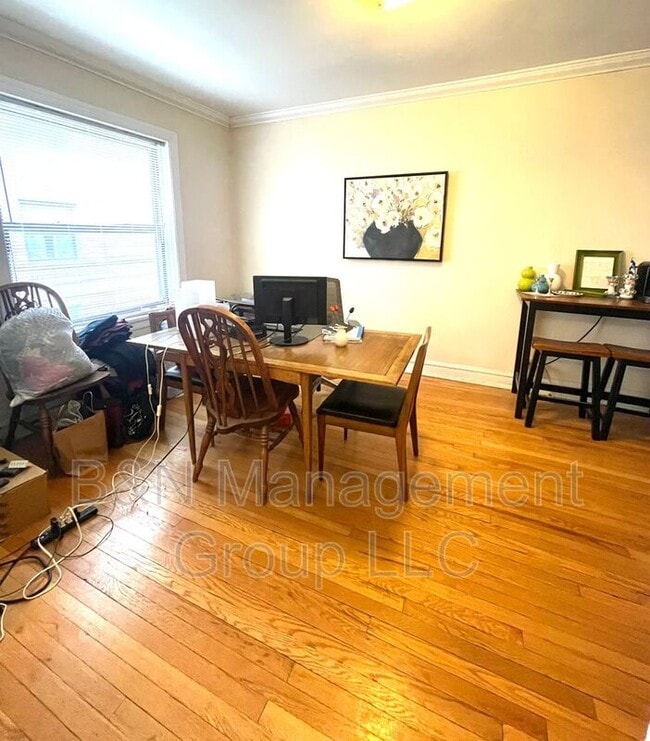 Building Photo - 910 W Oakdale Ave