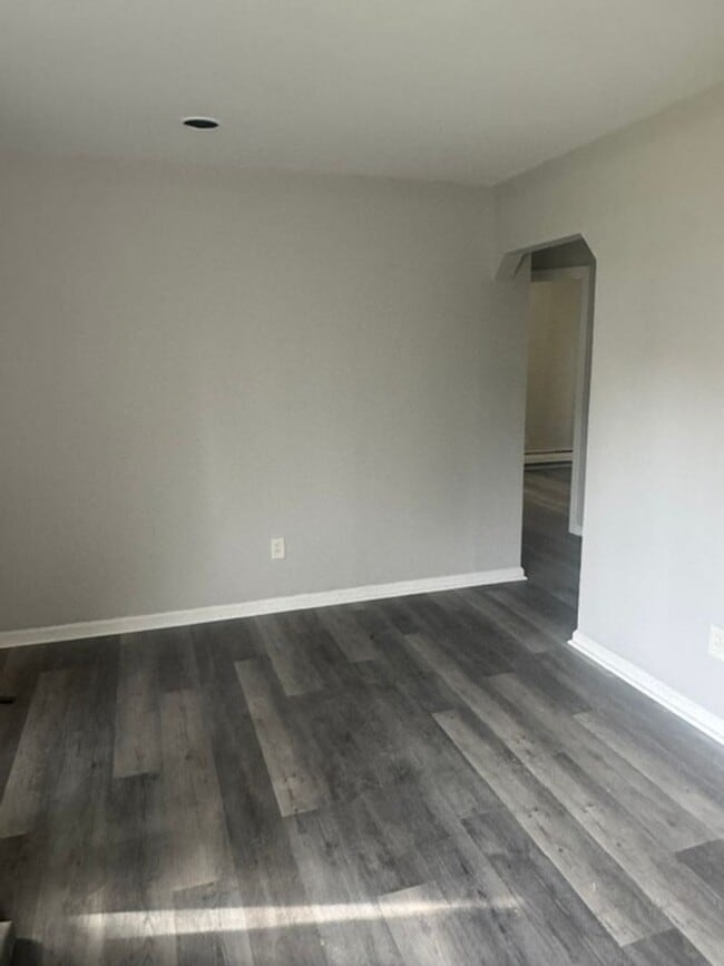 Building Photo - Quaint 3 bedroom ranch