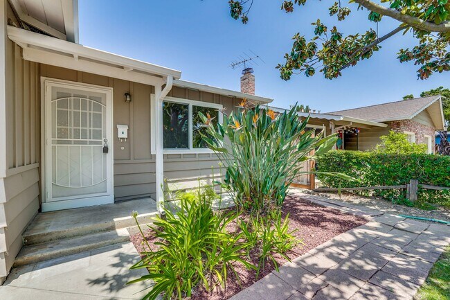 Building Photo - 941 // (Duplex)