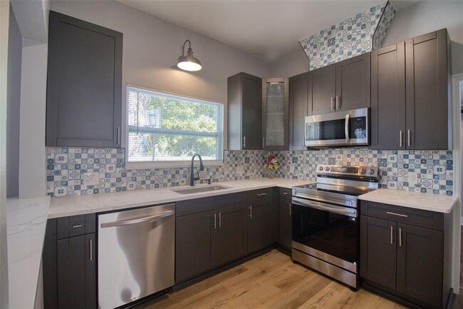 Building Photo - 675 16th Ave S