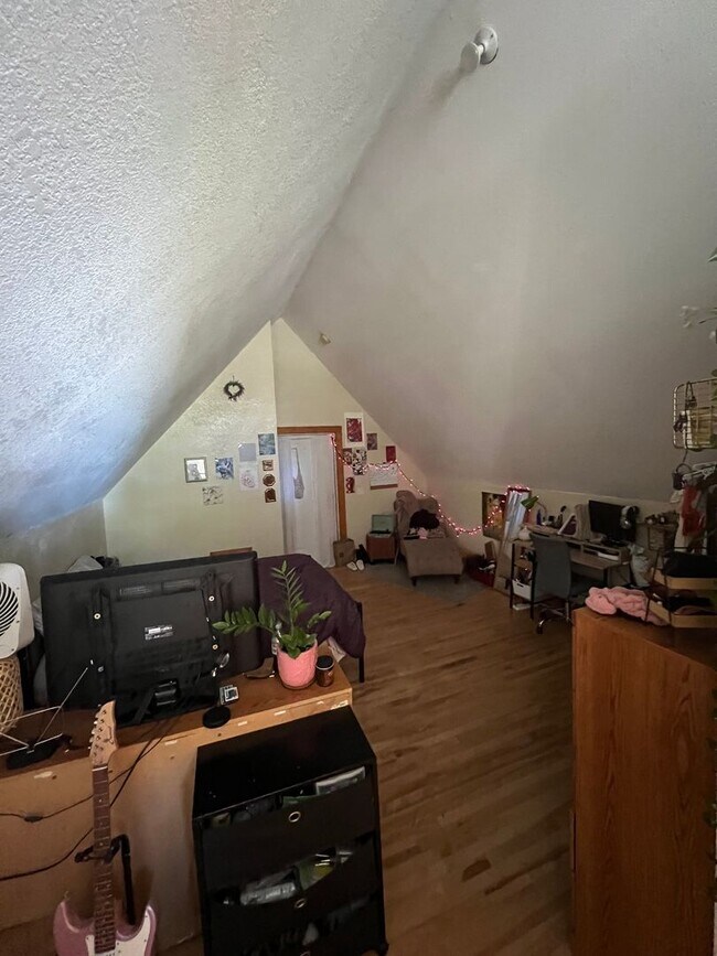 Building Photo - Spacious Three Bedroom Upper with Lofted Bonus Space on Milwaukee’s Upper East Side