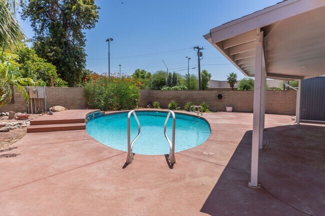 Building Photo - Spacious 3-Bedroom, 4-Bath Vintage Home wi...