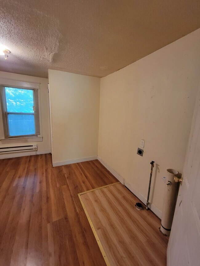 Building Photo - 2 bedroom | 1 bathroom | Entire HOME- Freshly painted!