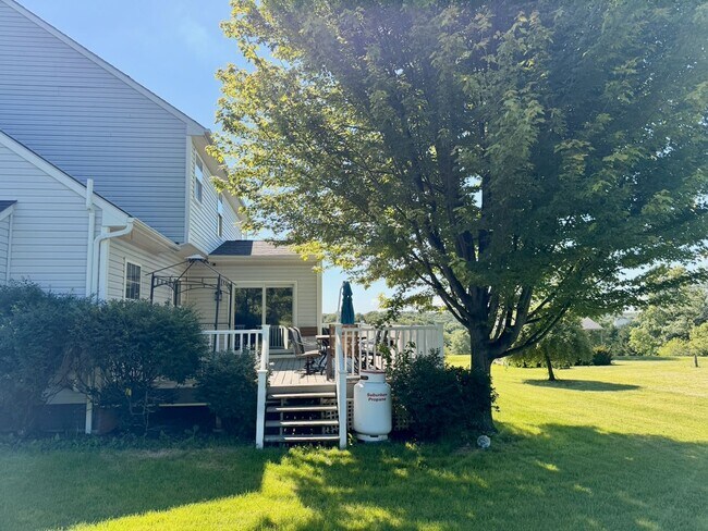 Building Photo - Large 5 Bedroom Home with Yard