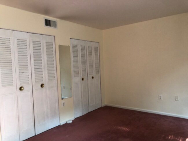 Building Photo - 11 Canterbury Square