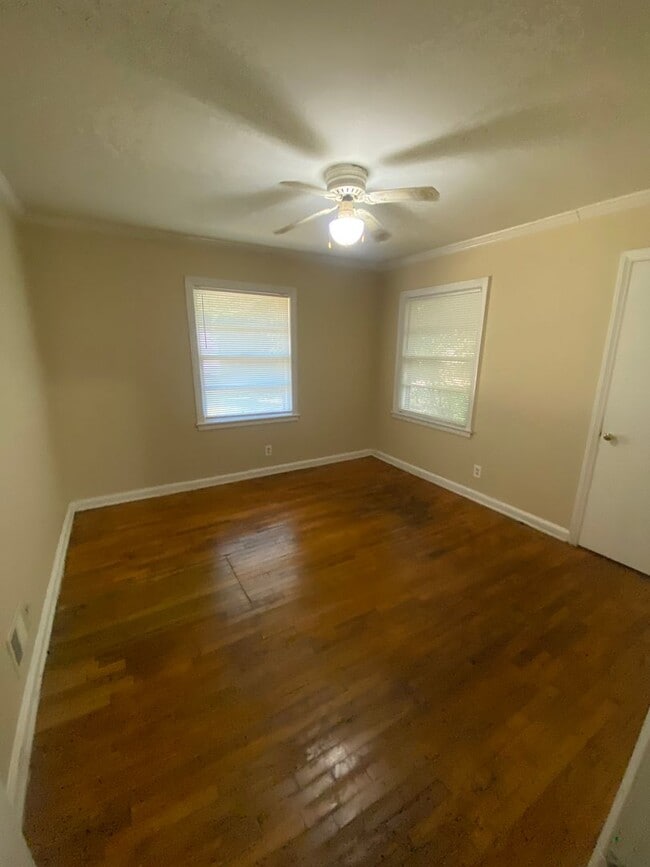 Building Photo - **ON HOLD**3 Bedroom / 1 Bathroom Home in ...