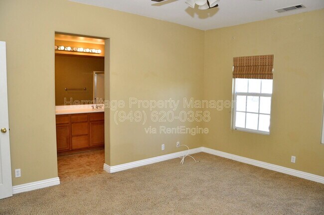 Building Photo - 9 Strawflower St
