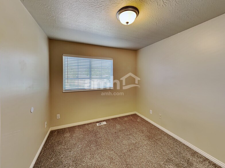 Building Photo - 272 S 590 W