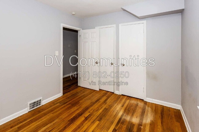 Building Photo - 915 Clarence Rd