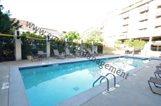 Building Photo - 640 Glen Iris Dr NE