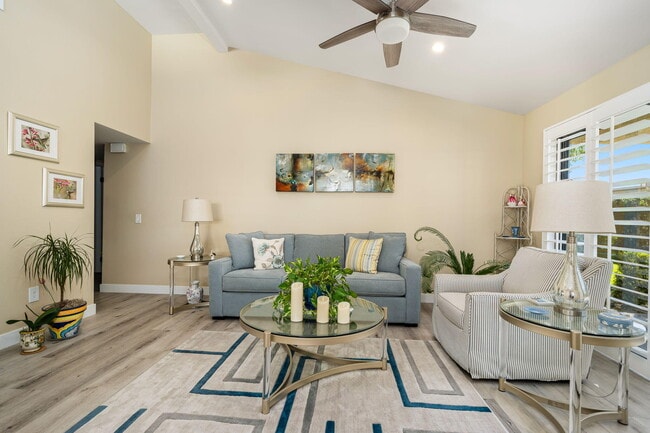 Building Photo - 255 Vía Rengo