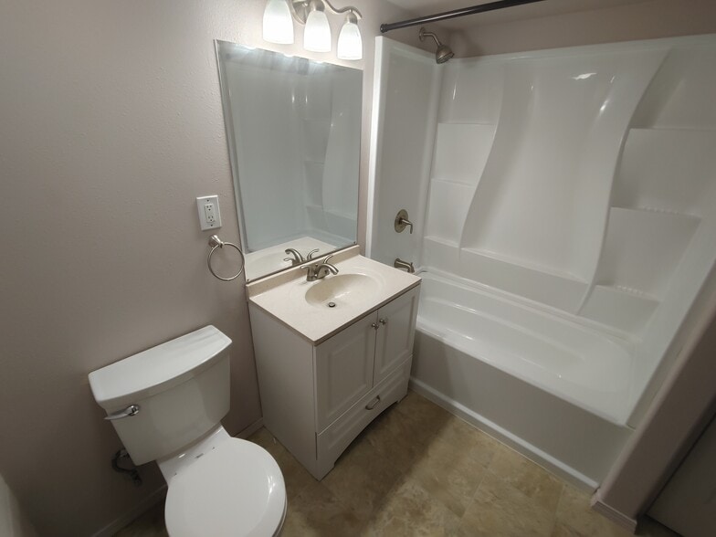 Bathroom 2 - 214 E 6Th Ave