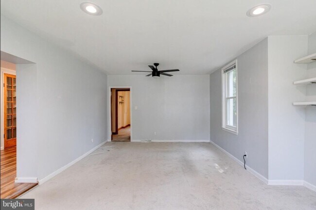 Building Photo - 905 Regester Ave