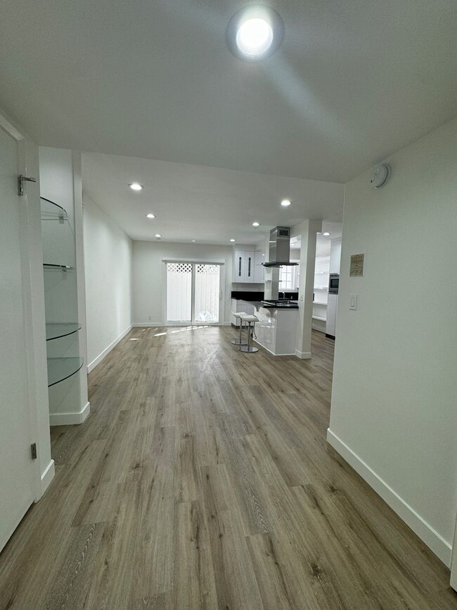 Building Photo - Renovated 2 Bedroom Condo for Lease on Rox...