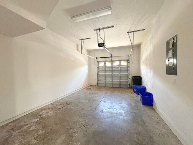 Building Photo - Gated 3B/2.5B Sanford Townhome ~ Fresh paint! ~ New flooring!