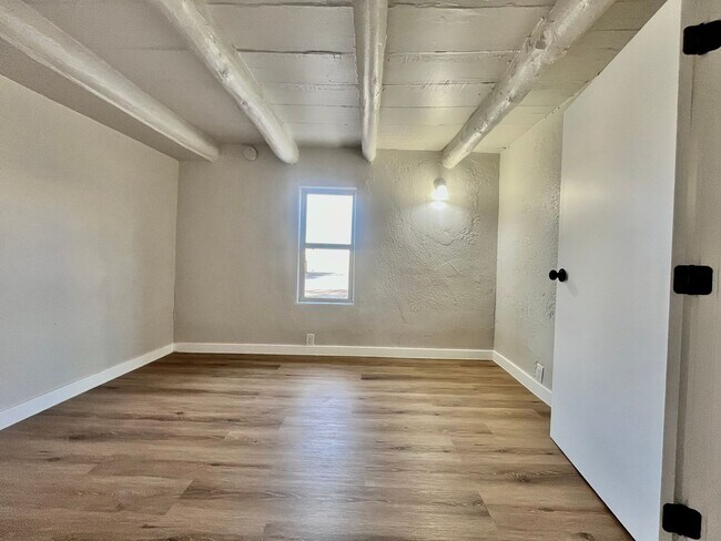 Building Photo - 422 Towner Ave NW