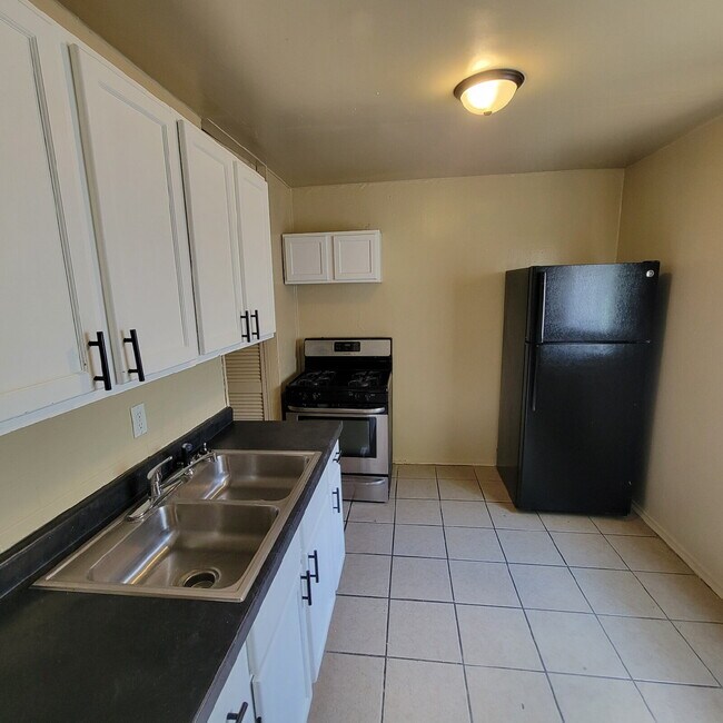 Building Photo - 3 Bedroom only a couple of blocks from popular Washington Park