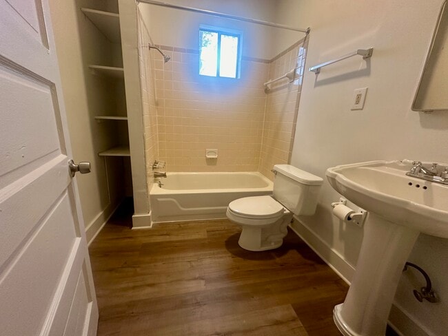 Building Photo - 670 Goodman St