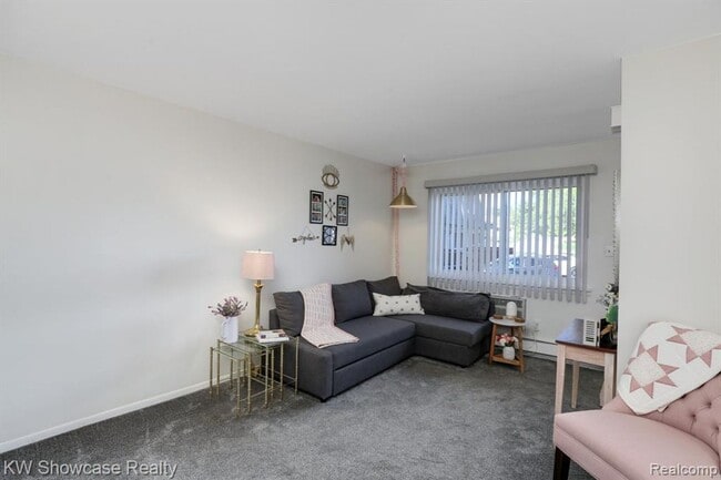Building Photo - 2 Bed townhouse with Gas and water included!