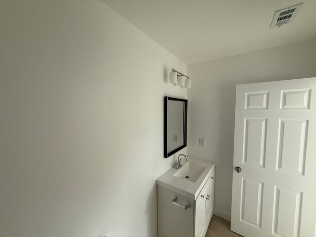 Building Photo - 10712 Vena Ave