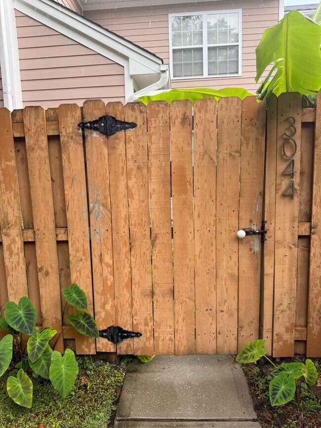 Building Photo - 3 bedroom fully furnished home, Pet Friend...