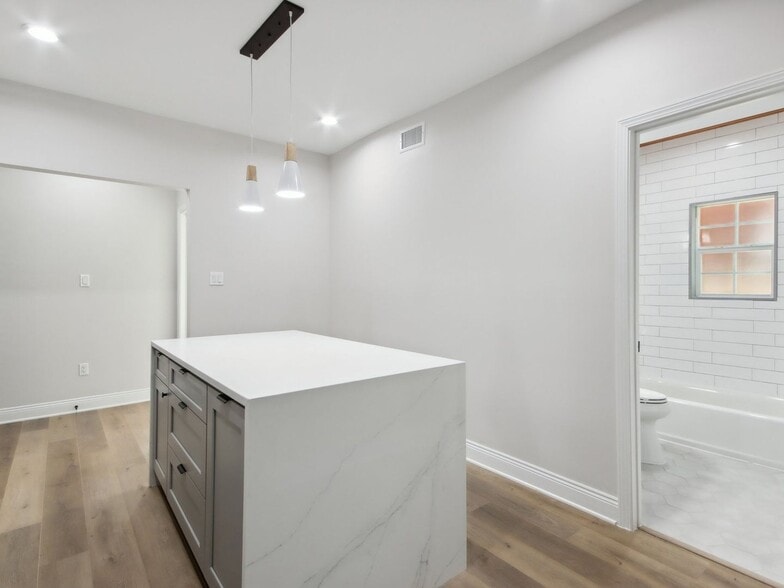 Building Photo - 1904 Calumet St