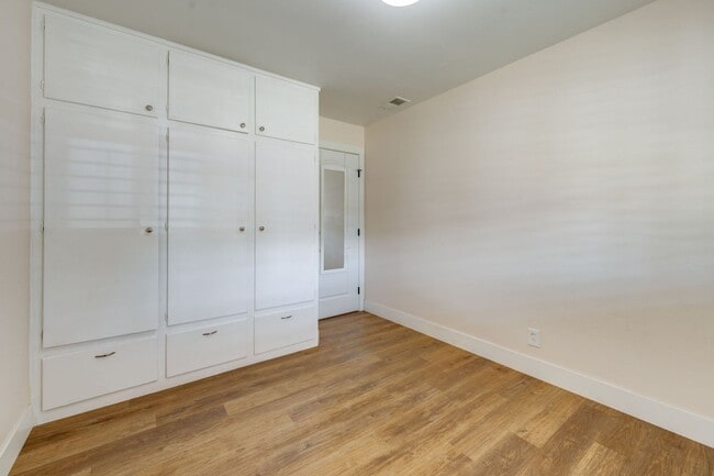 Building Photo - Updated 3-Bedroom Home! Modern Kitchen, Co...