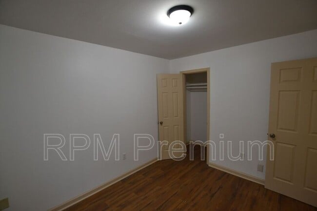 Building Photo - 947-957 Grebe St