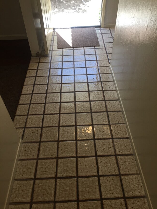 Building Photo - 44-2201