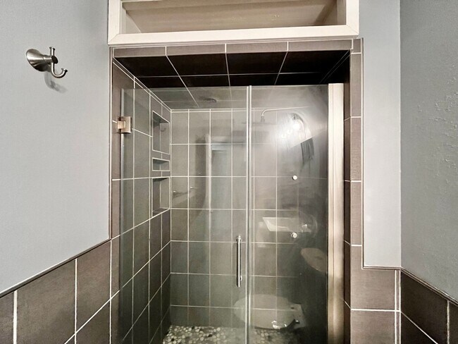 Building Photo - Amazing 4/2.5 in Prime Location! Minutes from Texas Tech and Hospitals!