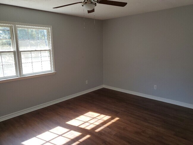 Building Photo - 819 Ridge Rd