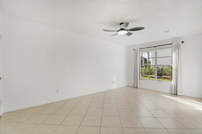 Building Photo - 964 NW Spruce Ridge Dr