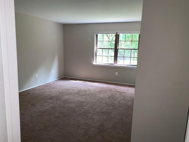 Building Photo - 1403 Green Hollow Dr