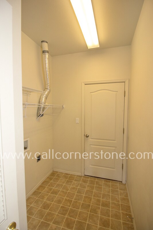 Building Photo - 3305 Hollycrest Dr