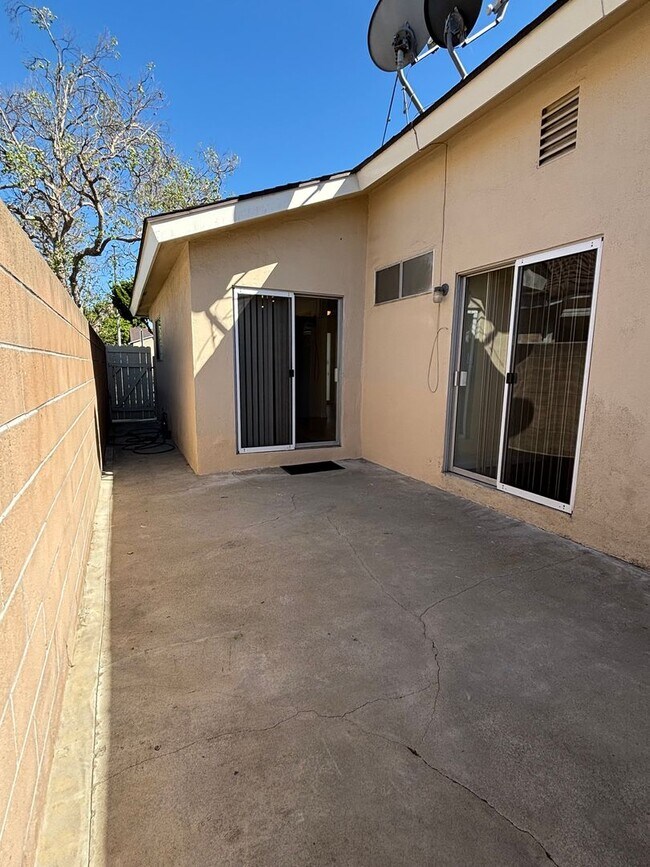 Building Photo - 6065 California Ave